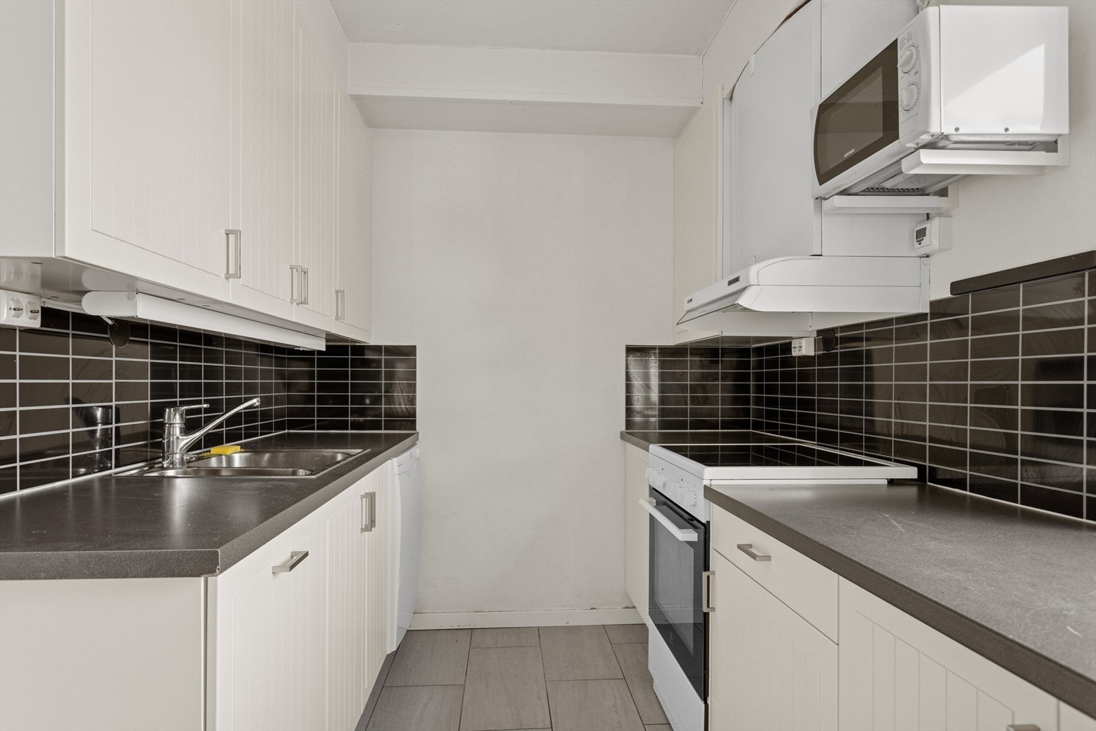 Lyst og tidløst kjøkken fra 2012 som byr på godt med skap- og benkeplass. TG1 av takstmann. Galleribilde