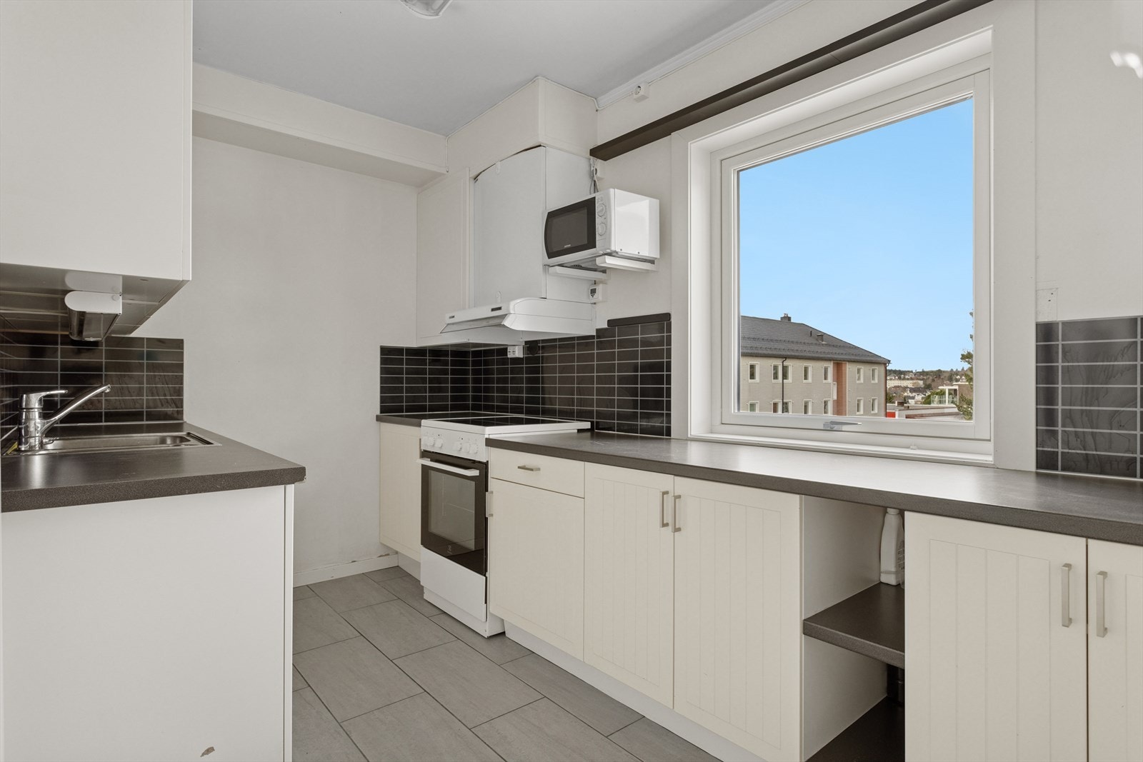 Hvitevarer på kjøkkenet medfølger handelen. Dette inkluderer komfyr med ventilator, oppvaskmaskin, kjøl- og fryseskap og microbølgeovn. Galleribilde