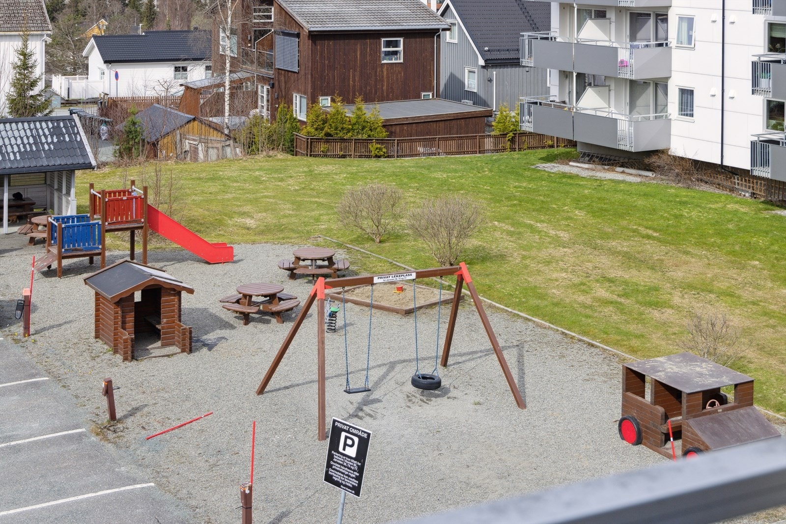Borettslaget har egen lekeplass og opparbeidede grøntområder med sittegrupper for beboerne. Parkeringsplass like utenfor. Galleribilde