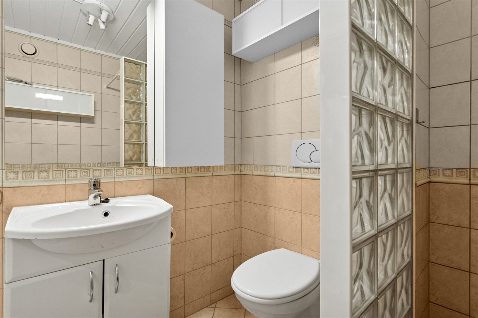 Vegg-i-vegg med badet har du et separat vaskerom/bod med opplegg til vaskemaskin og ny varmtvasnnbereder fra 2019. Galleribilde