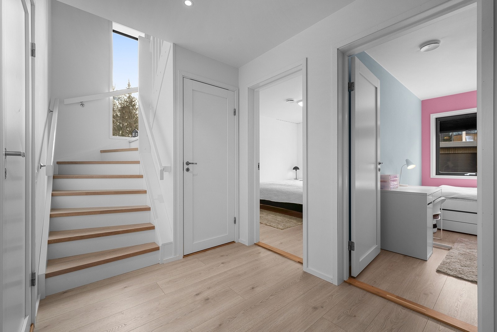 1.etasje består av entré, gang, tre soverom, kott under trapp. Galleribilde
