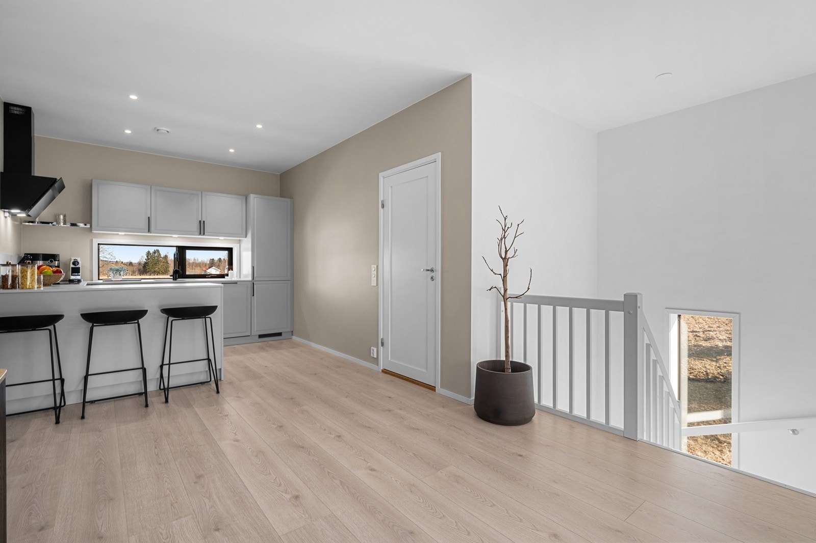 Et stilfullt og funksjonelt kjøkken med Kvik-innredning og profilerte fronter - en perfekt kombinasjon av design og kvalitet. Galleribilde