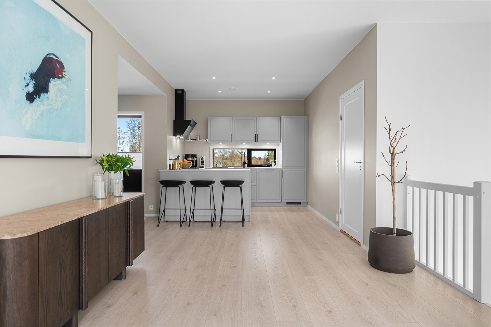 Et stilfullt og funksjonelt kjøkken med Kvik-innredning og profilerte fronter - en perfekt kombinasjon av design og kvalitet. Galleribilde