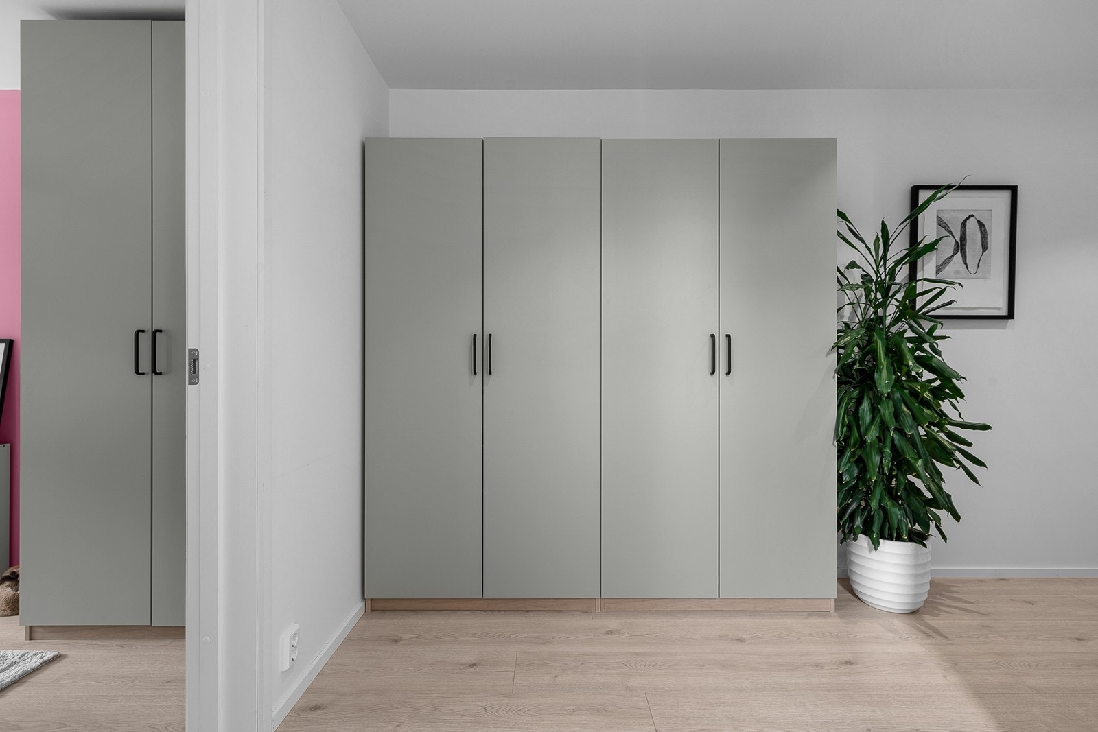 Godt med garderobe i entré Galleribilde