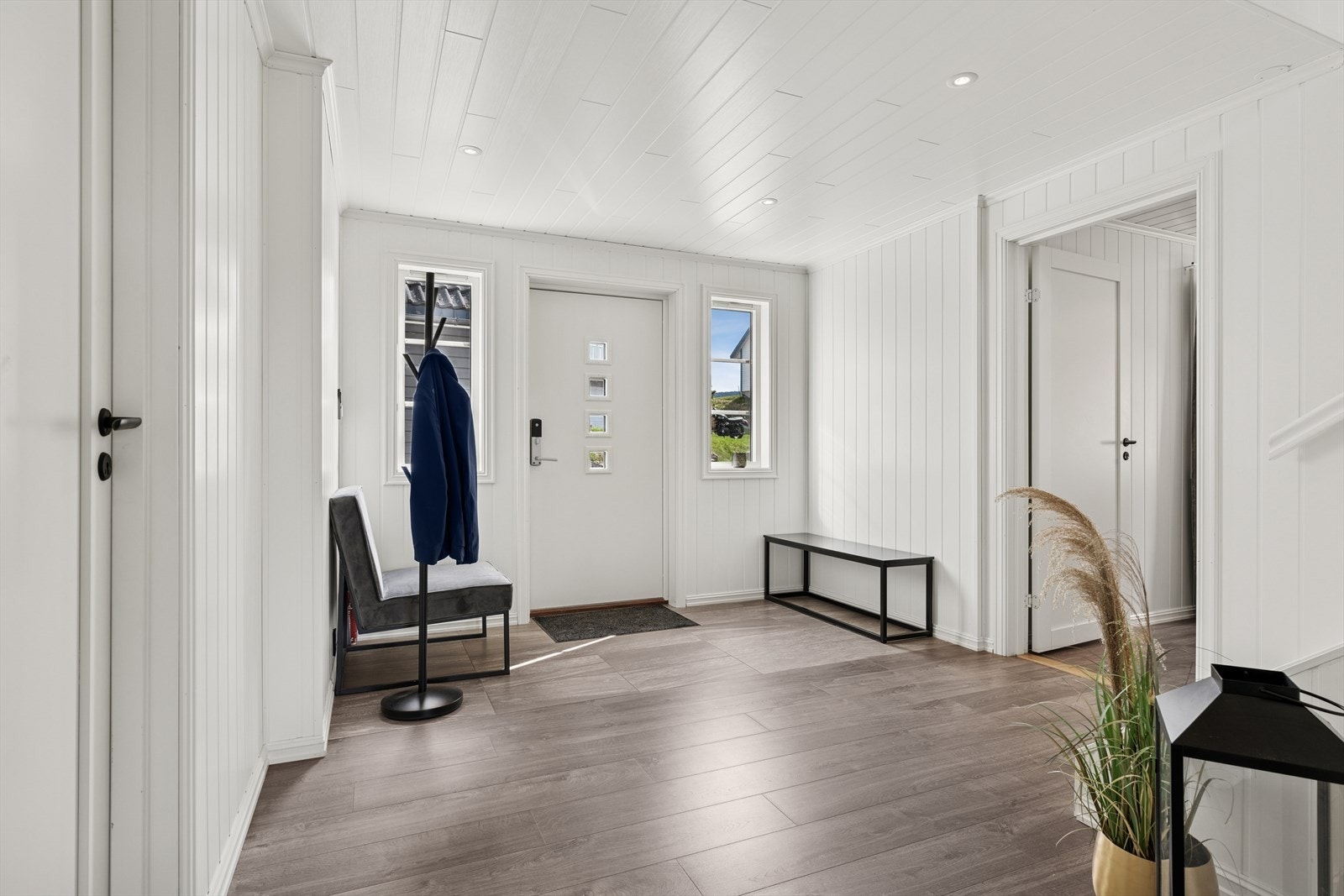 Velkommen inn! En innbydende entré/ hall ønsker deg velkommen hjem, med god plass til å henge fra seg yttertøy og sko. Boligen er oppgradert til Elko Pluss og har elektrisk dørlås "Yale Doorman" Galleribilde