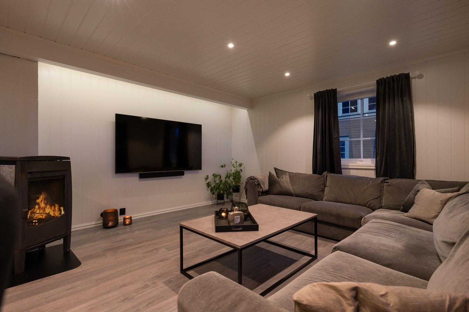 TV-stuen er romslig og plassert i enden av stuen, og gir en perfekt avskjermet plass for avslapning. Her er det god plass til en stor sofagruppe, ideell for koselige filmkvelder med familien Galleribilde