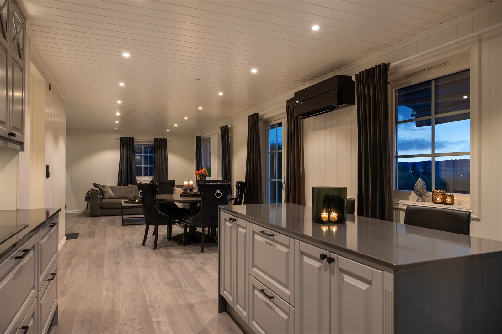 Varm belysning og god stemning. God plass til stort spisebord - perfekt til både hverdagsmåltider og helgefrokoster Galleribilde