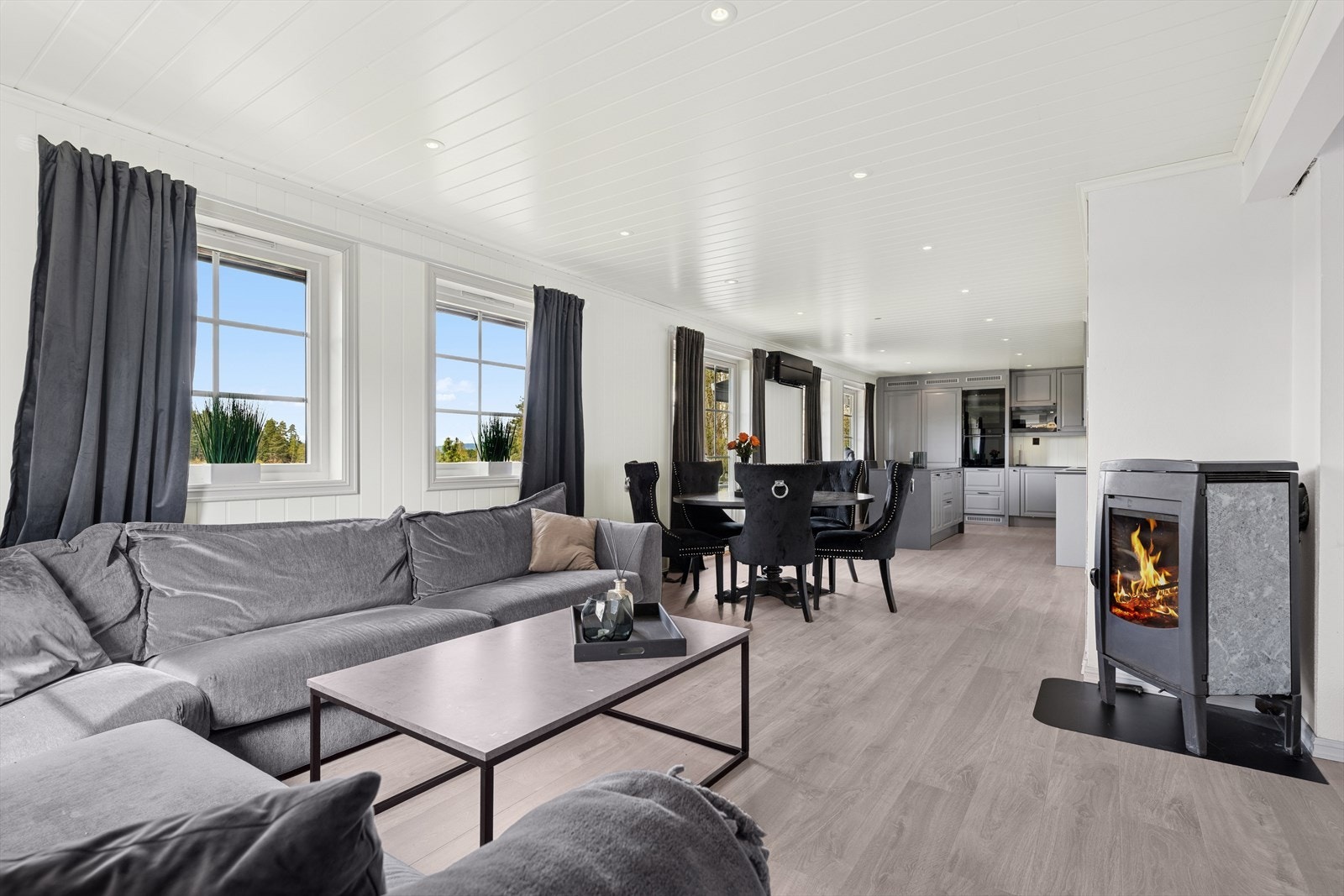 Downlights i himlingen, ny varmepumpe, oppgradert til Elko Pluss. Vedovnen gir god varmefordeling, kombinert med varmepumpen som blåser varmen ut i trappegangen for effektiv spredning i hele hjemmet. Skaper et behagelig innemiljø Galleribilde