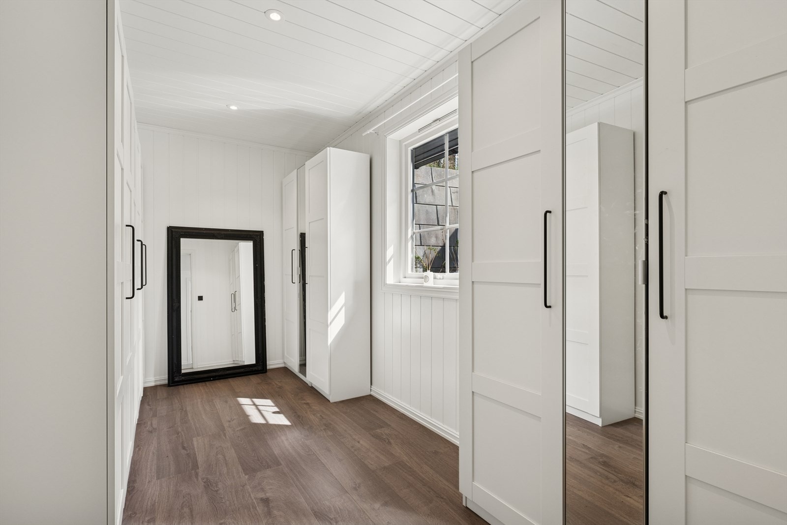 Da boligen har fem gode soverom, har man tatt i bruk dette rommet (soverom1) ved inngangspartiet som walk-in garderobe. Enkel tilgang og god plass! Galleribilde