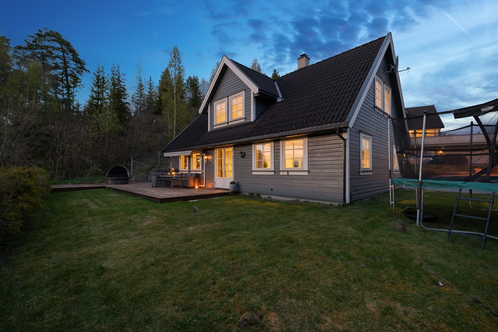 Idyllisk og landlig med en fantastisk beliggenhet innerst i blindvei. Her kan du nyte vakre solnedganger fra den vestvendte terrassen. Dette er det perfekte stedet for deg som ønsker en harmonisk kombinasjon av landlig sjarm og sentral beliggenhet Galleribilde