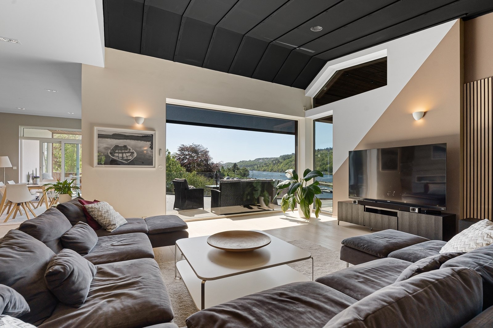 Den imponerende stuen har god plass til stor sofagruppe og tv-møblement Galleribilde