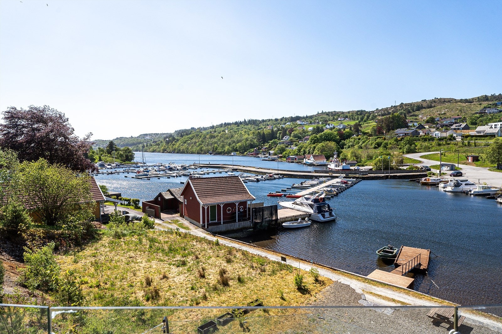 Fra terrassen kan man nyte gode solforhold og den nydelige sjøutsikten Galleribilde