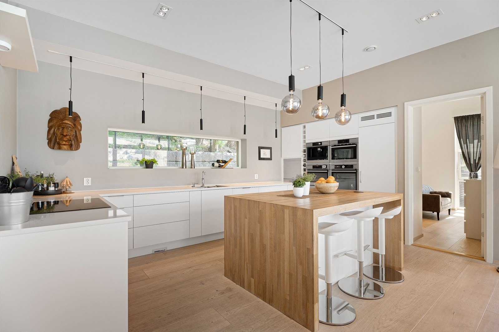 Stor og praktisk kjøkkenøy med god arbeidsplass samt ekstra spiseplasser Galleribilde