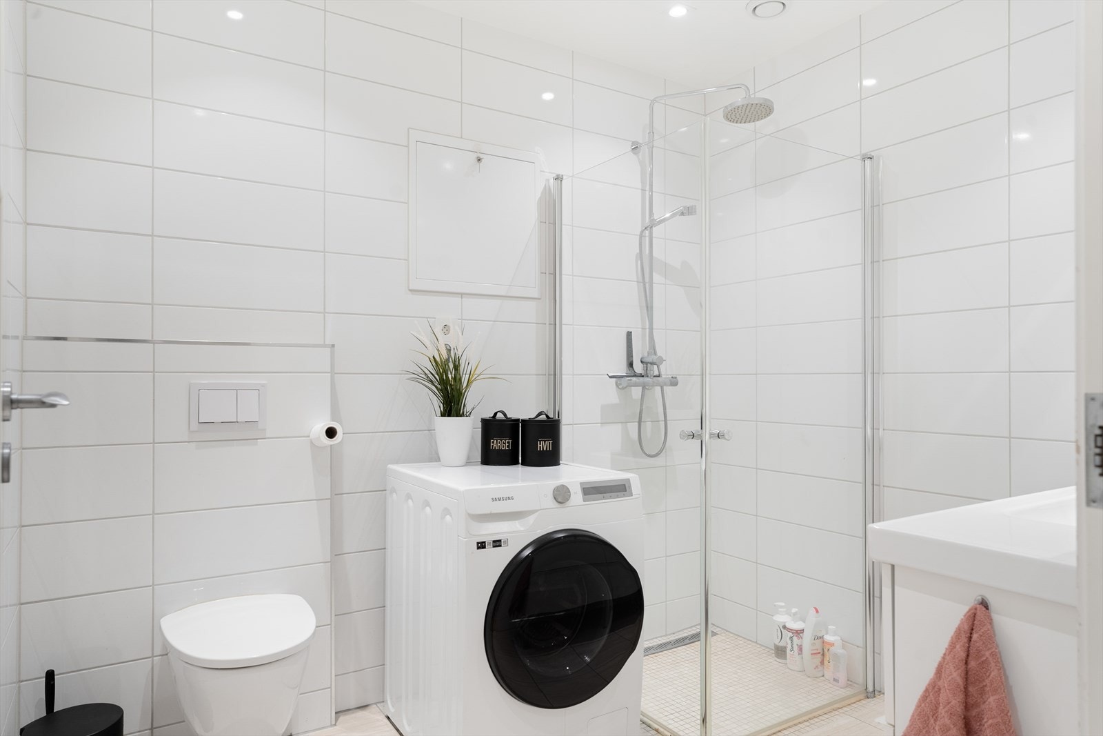 Flott, helfliset bad med opplegg for vaskemaskin Galleribilde