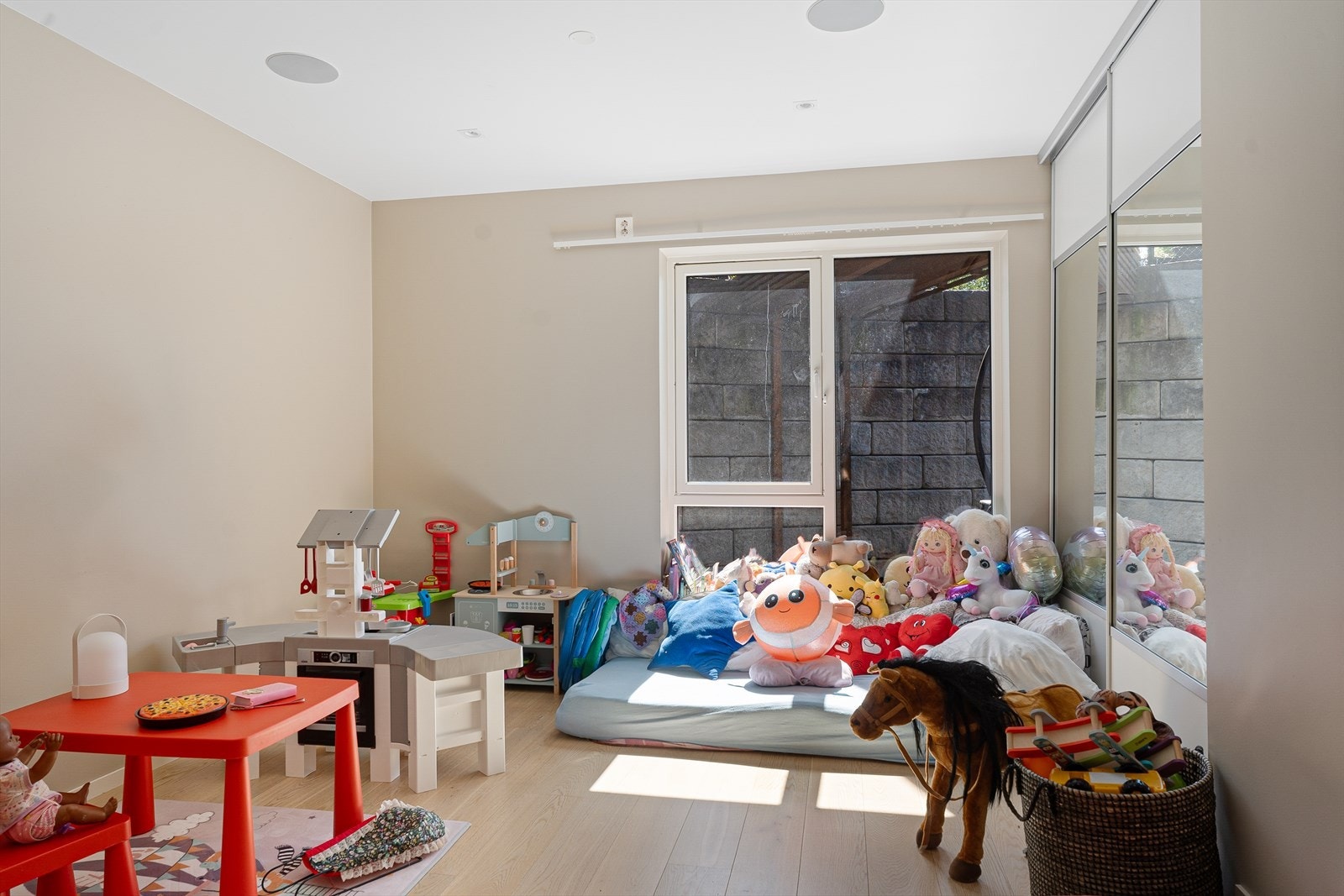 Soverom nr. 2 med skyvedørsgarderobe Galleribilde