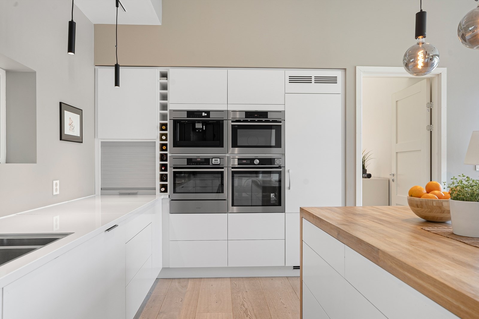 Kjøkkenet har en stilren og klassisk innredning med slette fronter Galleribilde