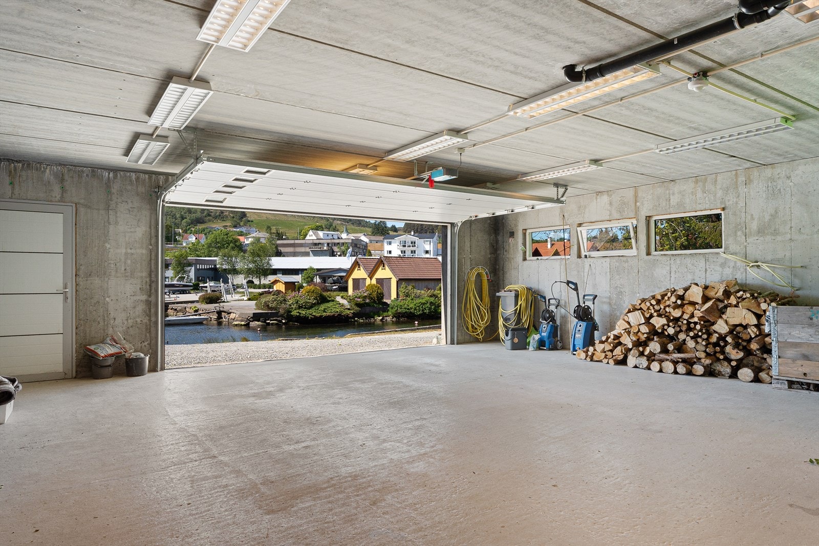 Underetasjen er uinnredet pr. i dag, men tiltenkt med stor garasje, hobbyrom, kinorom/treningsrom, trapperom/heisrom, bod, teknisk. rom og bad Galleribilde