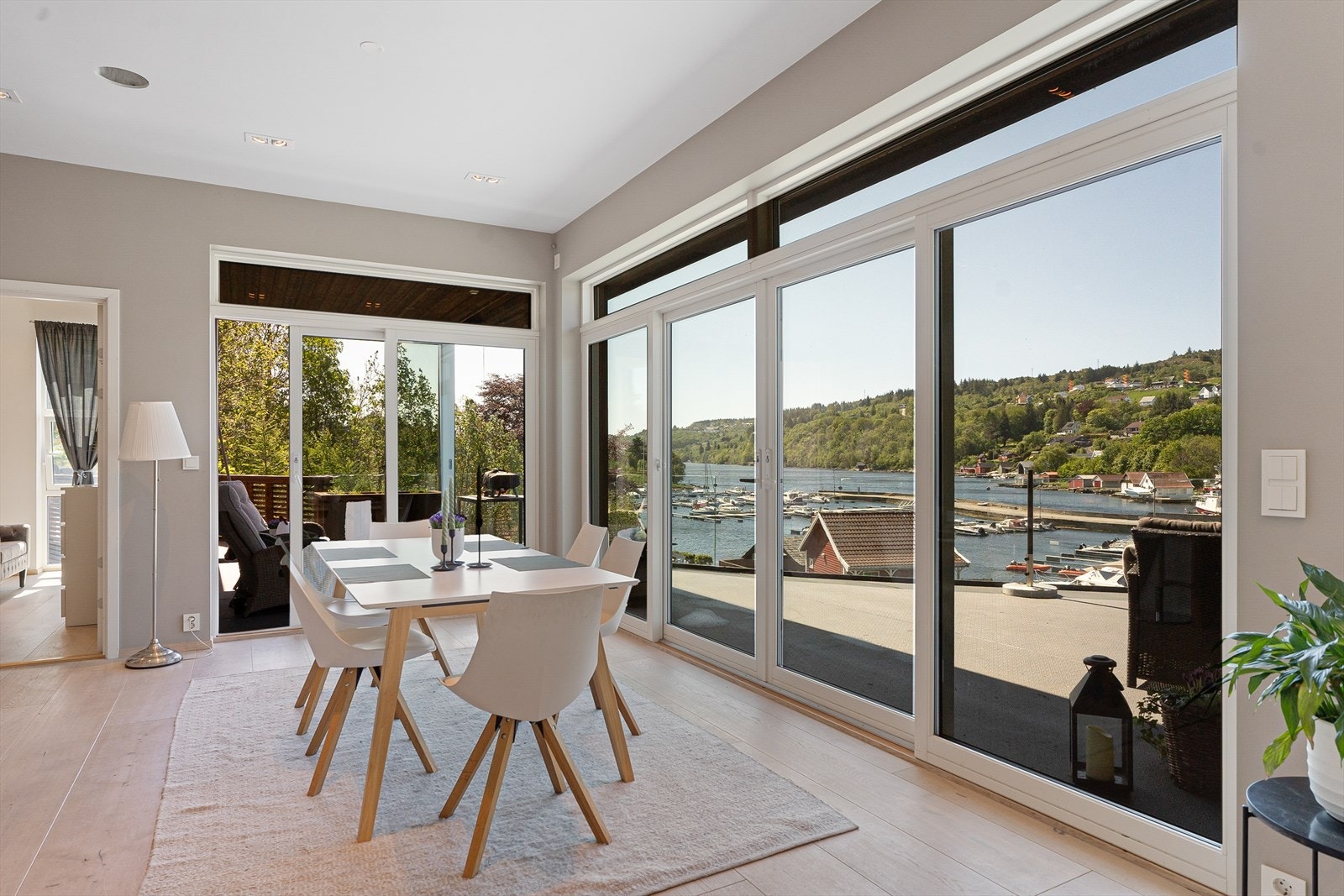 Utstrakt bruk av store vindusflater som slipper sjøen inn i stuen og byr på nydelig sjøutsikt Galleribilde