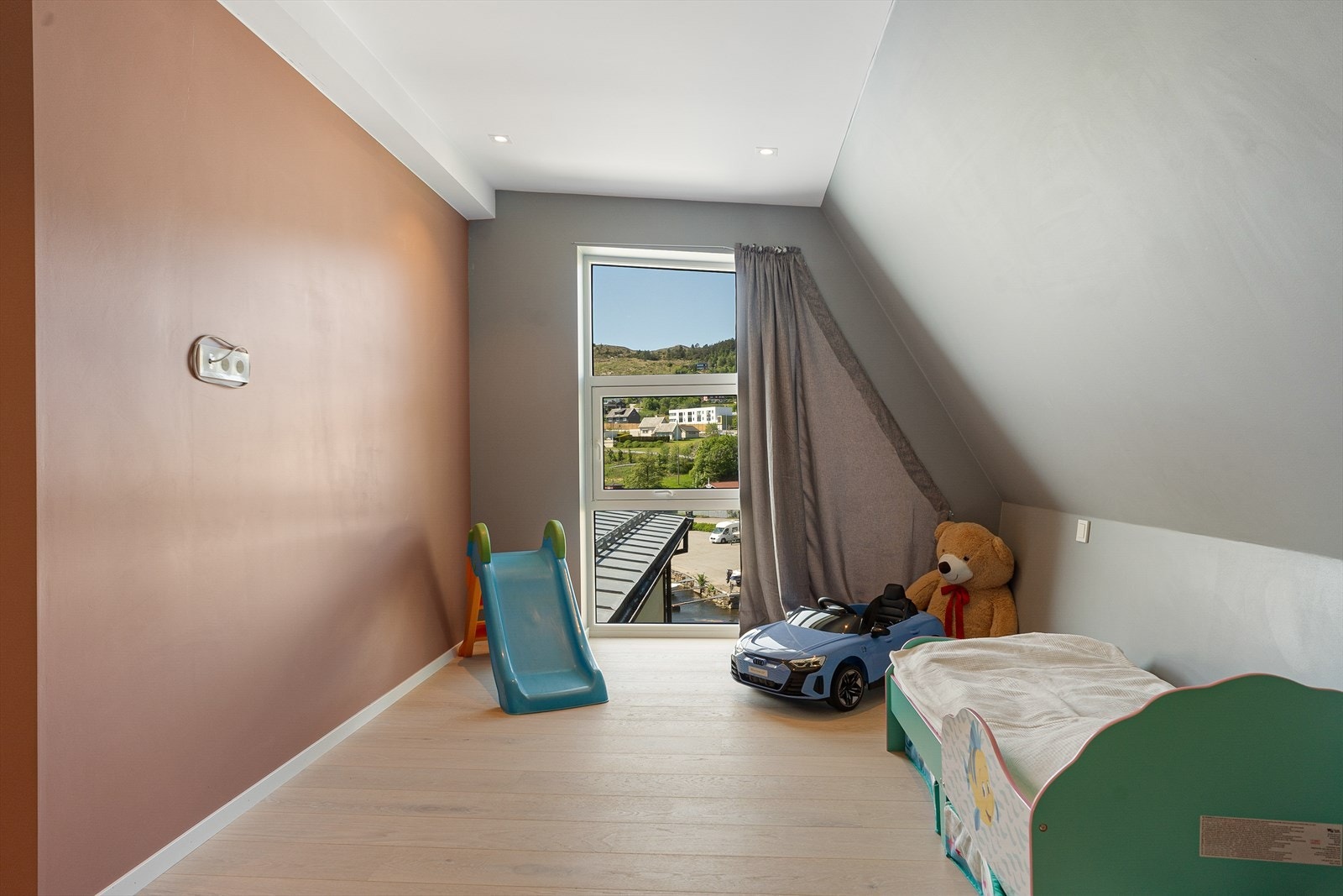 Romslig og pent barnerom Galleribilde