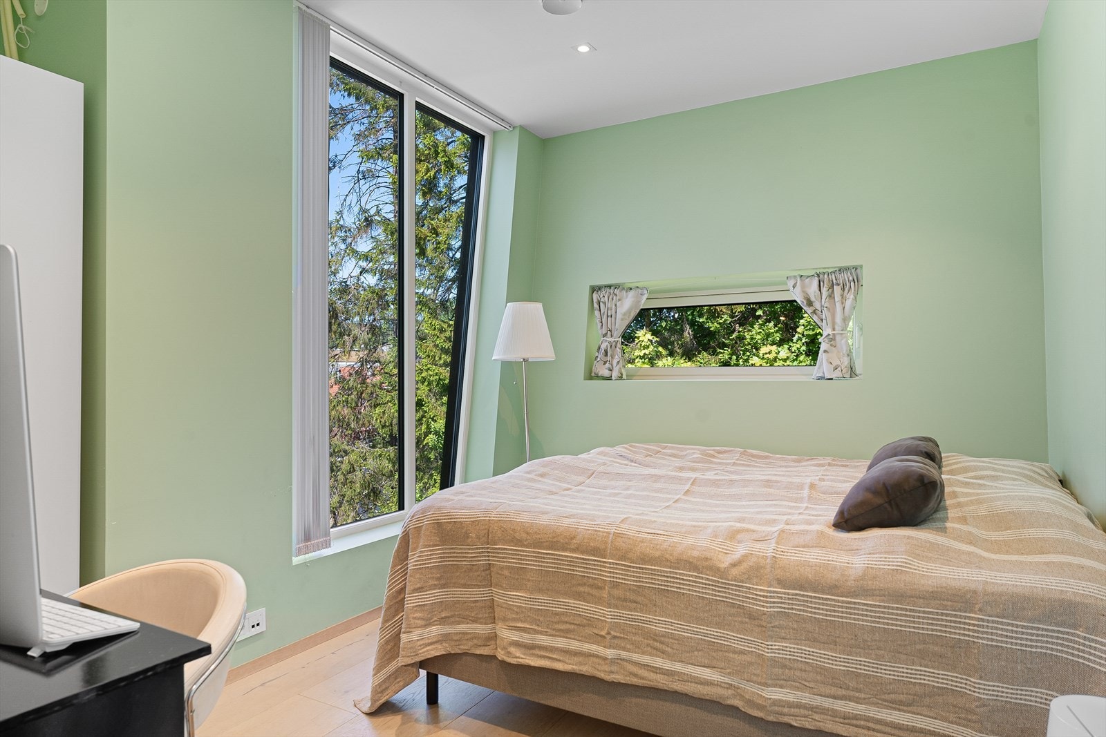 Stort og flott soverom med god plass til dobbeltseng Galleribilde