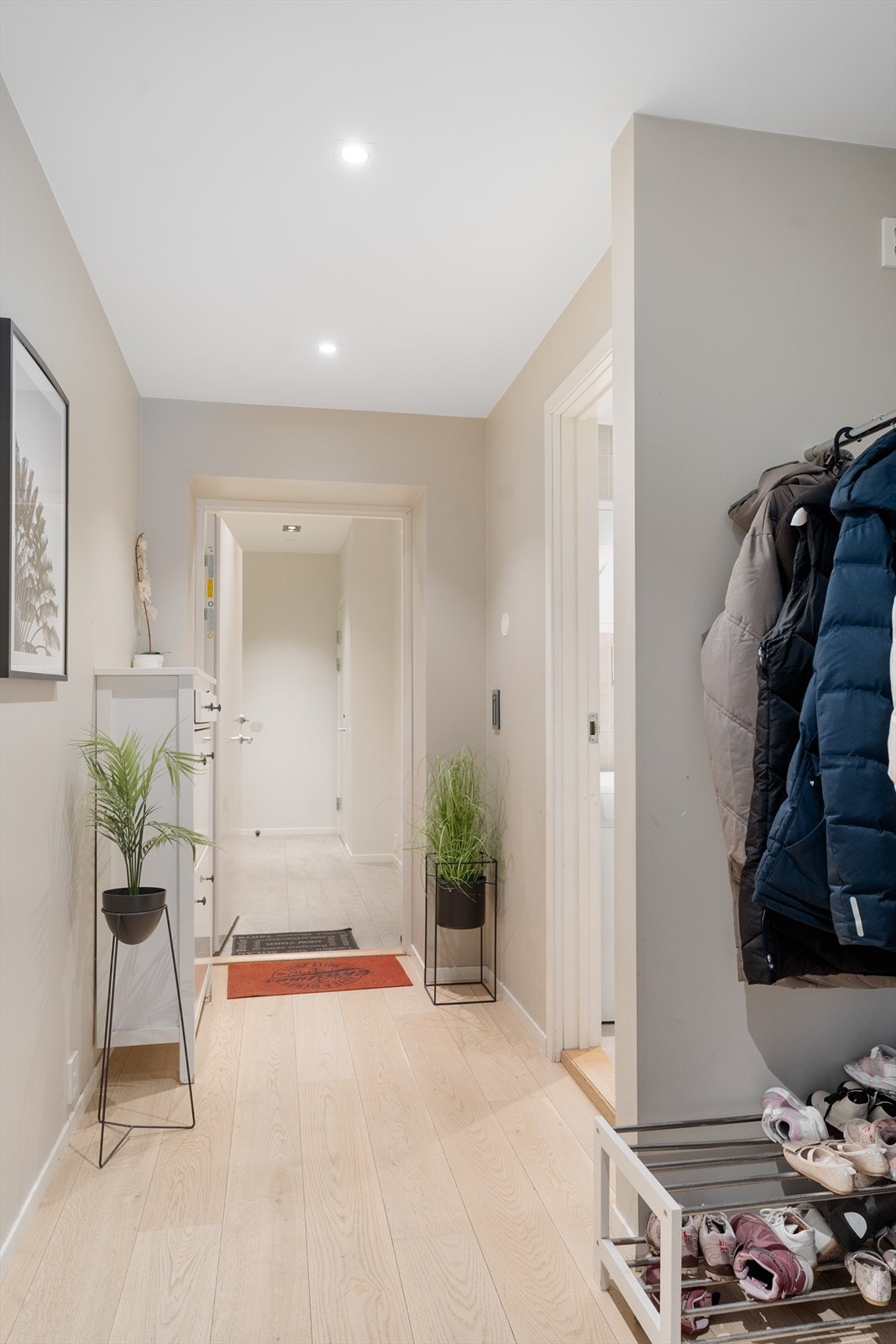 Leilighet 2 består av gang, mellomgang, to soverom, bad/vaskerom og åpen kjøkken/stueløsning - leiligheten er utleid for kr 10 000,- pr måned Galleribilde