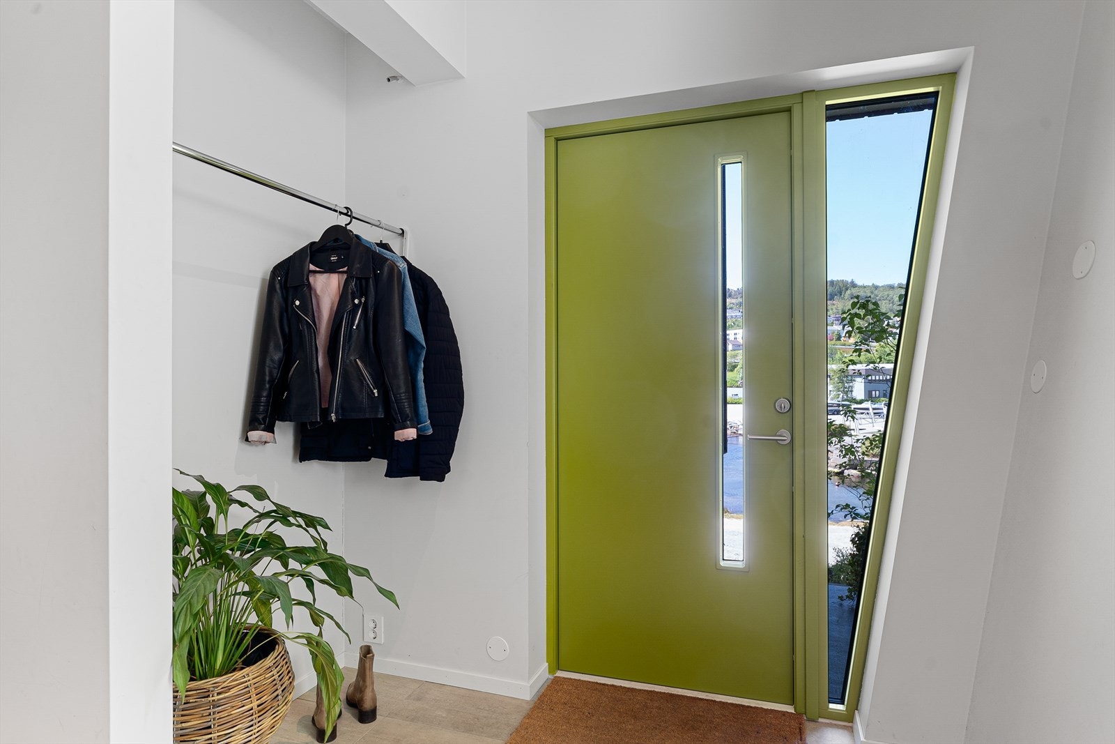 I gangen er det god plass til sko og yttertøy Galleribilde