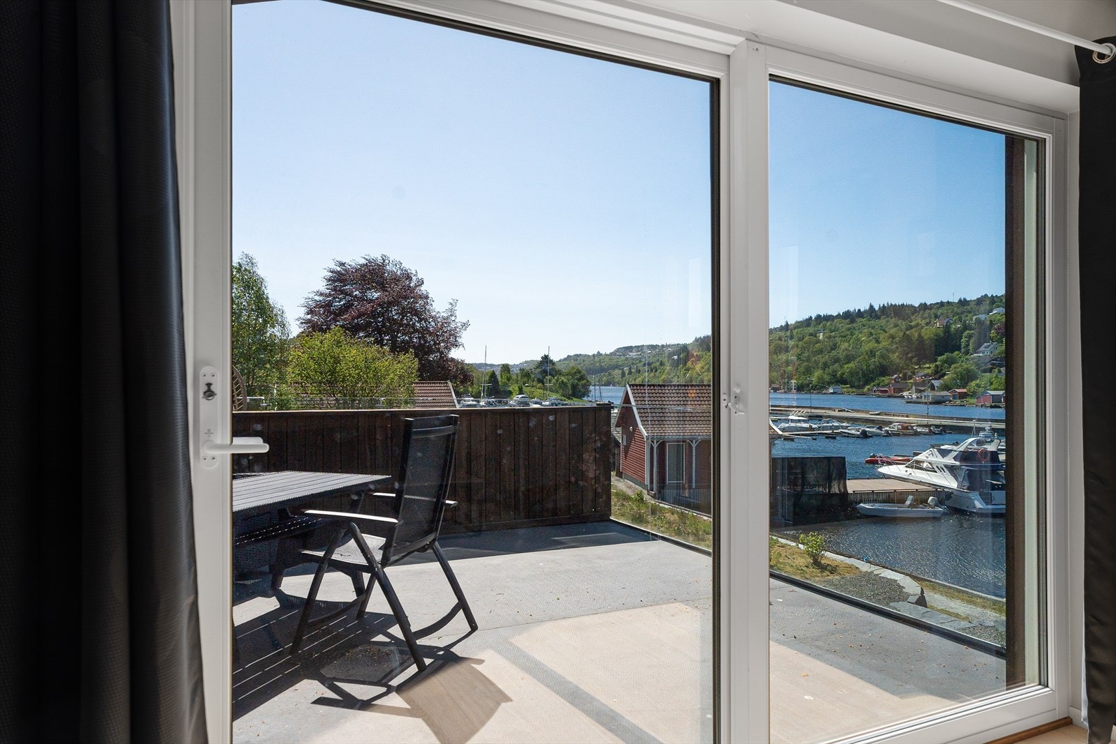 Det er store vindusflater som gir masse naturlig lys Galleribilde