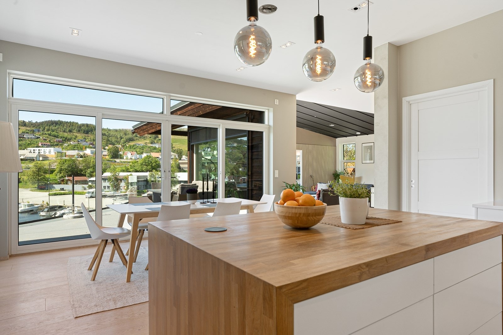 Det er god plass til stort spisebord i tilknytning til kjøkkenet Galleribilde