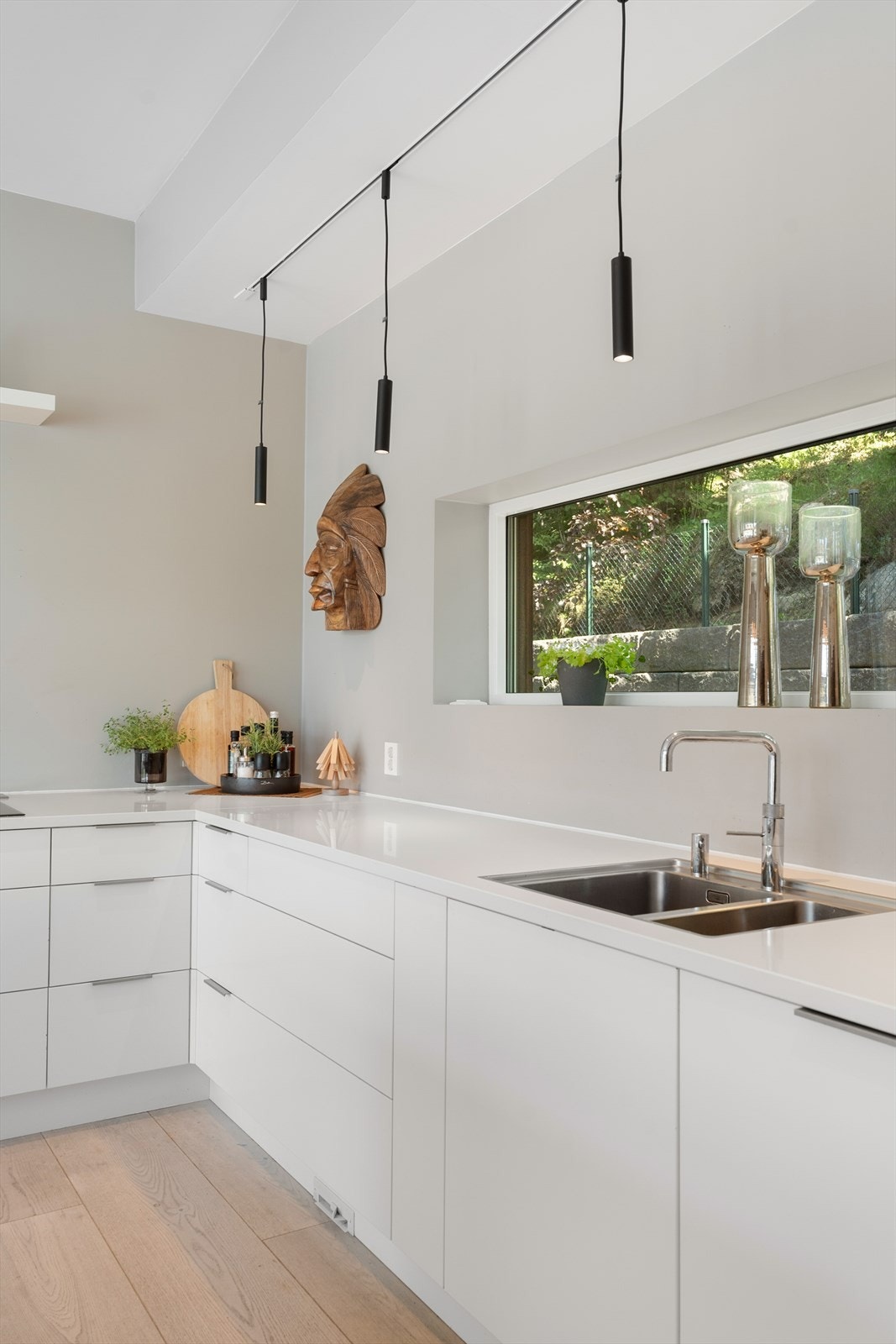 Det er montert en lekker benkeplate i silestone (stein) Galleribilde