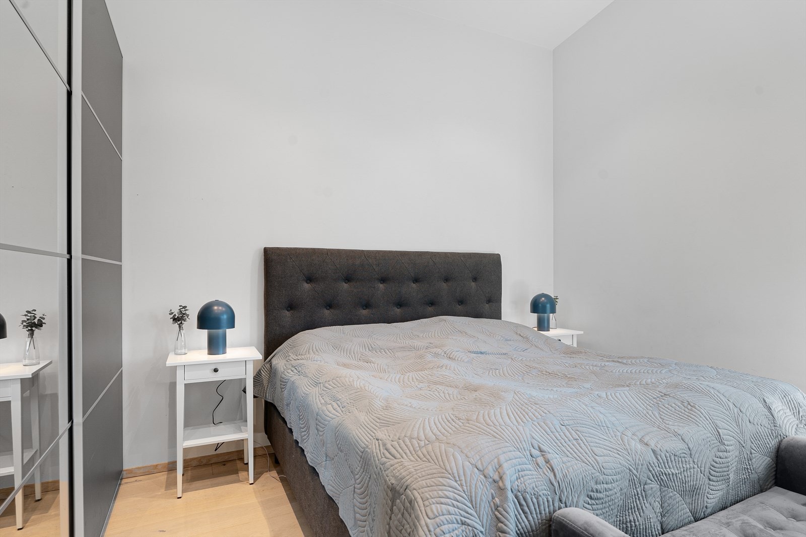 Stort og pent soverom med skyvedørsgarderobe Galleribilde