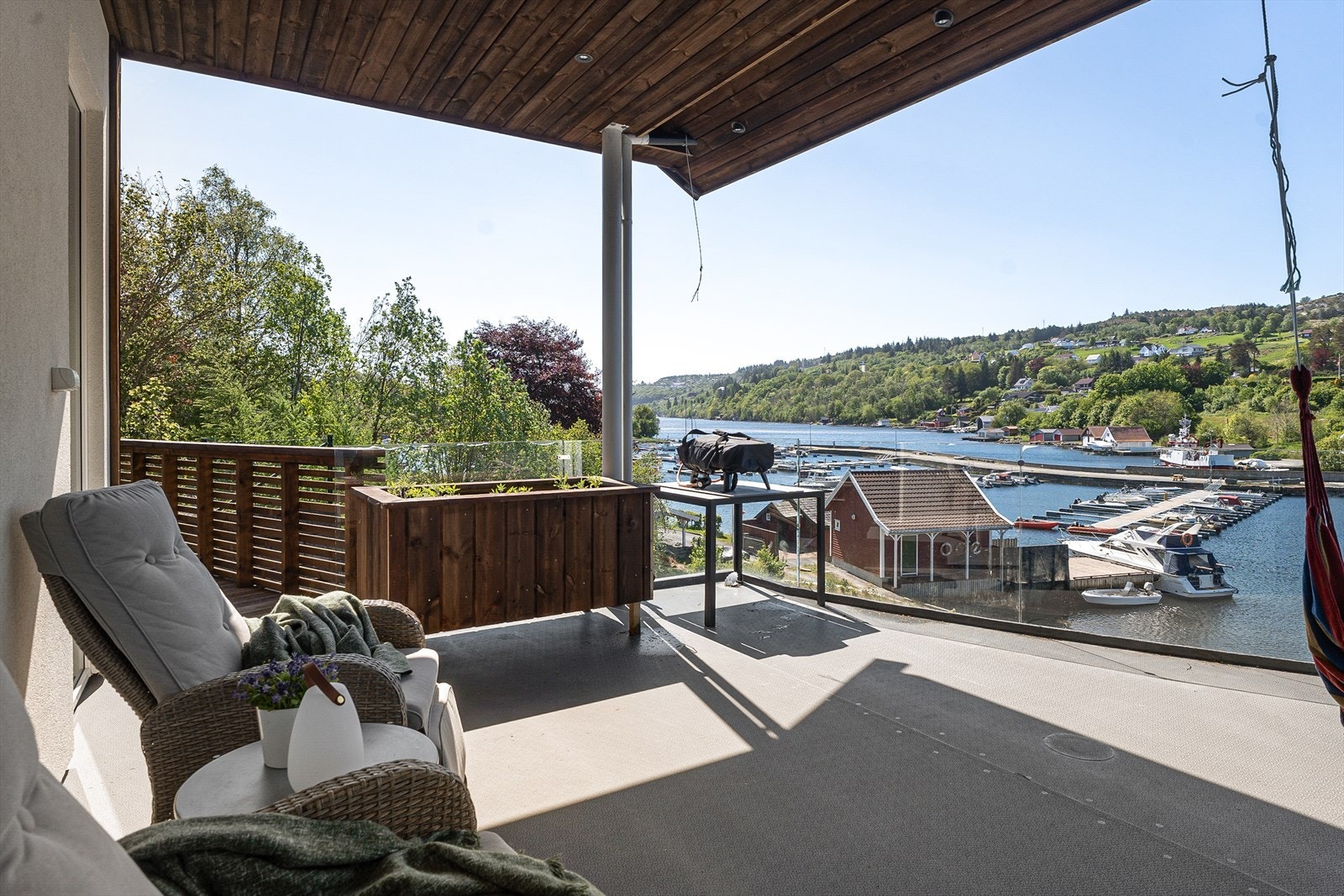 Fra kjøkkenet er det direkte utgang til den herlige terrassen Galleribilde