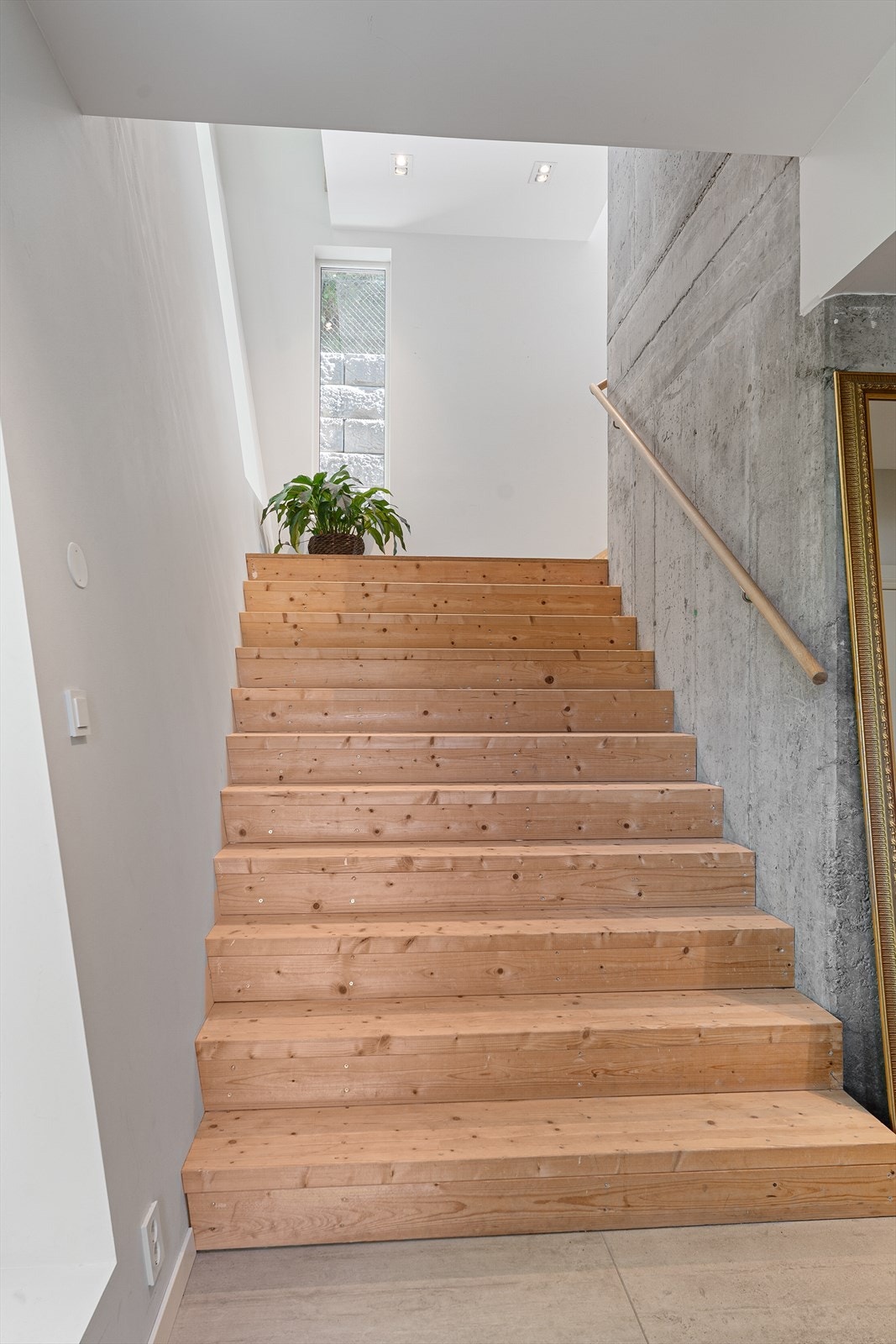 En mektig gang ønsker deg velkommen inn i hovedboligen Galleribilde