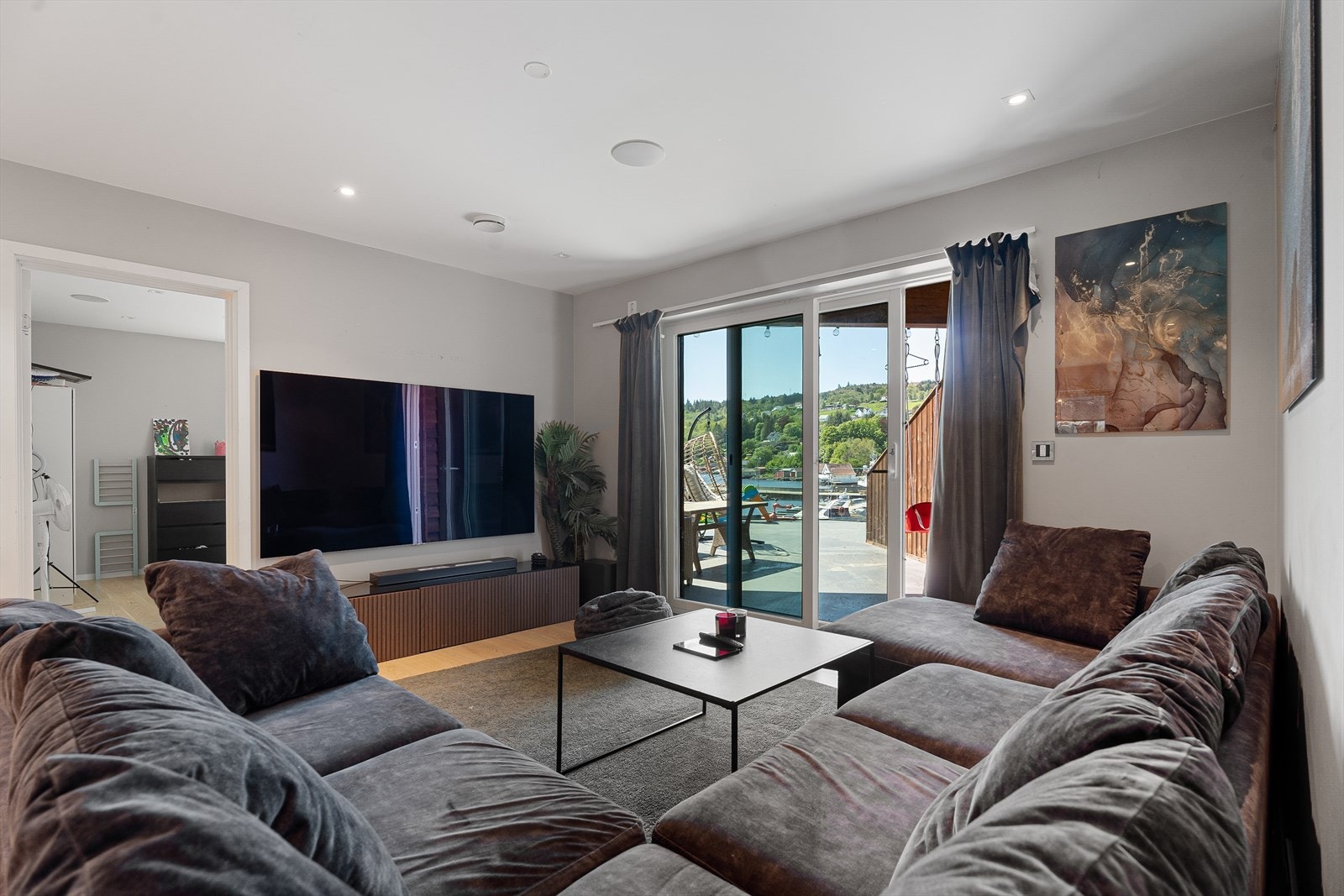 Leilighet 1 består av gang, bod, bad/vaskerom, to soverom og åpen kjøkken/stueløsning - leiligheten er utleid for kr. 12 000,- pr måned Galleribilde