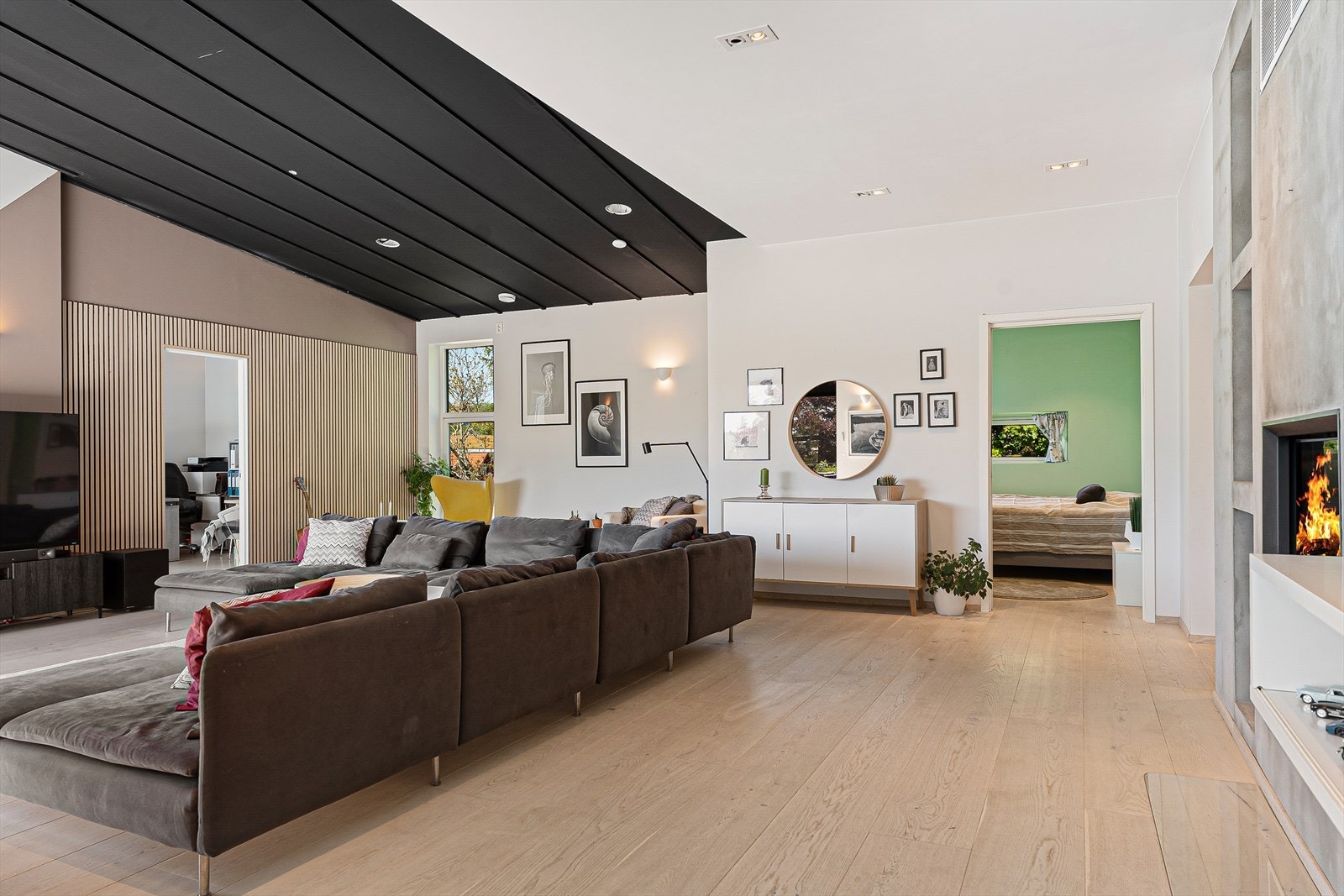 Det er lagt flott Boen Chaletino hvittonet eikegulv Galleribilde