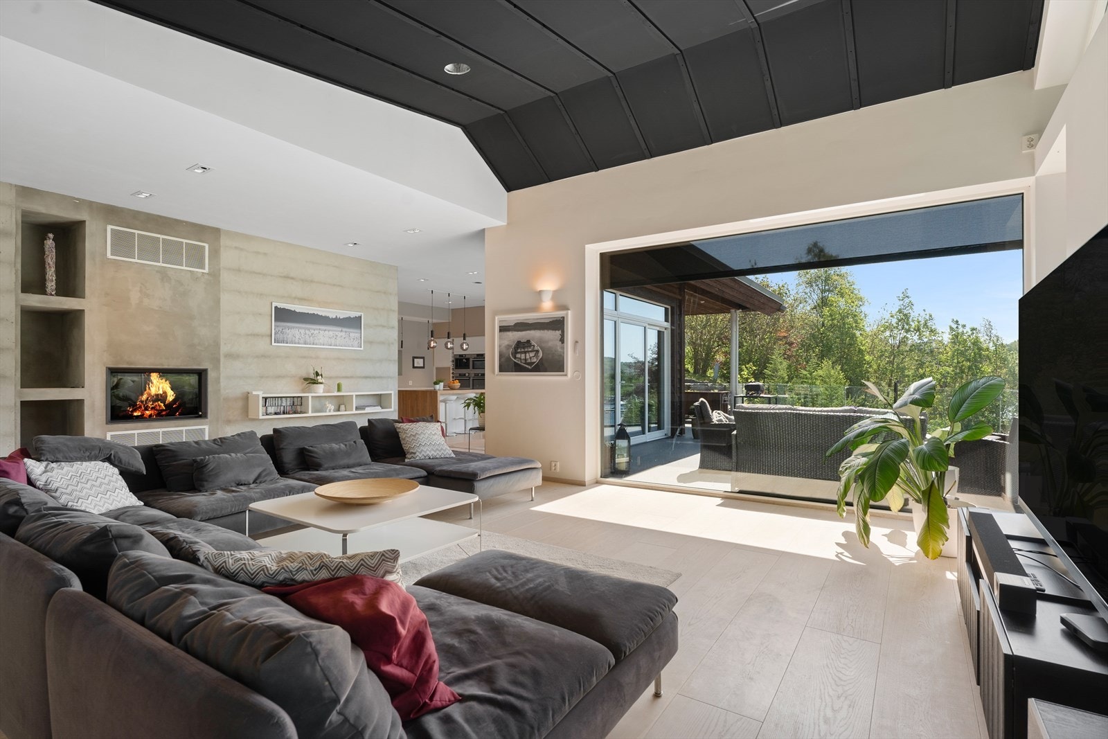 Det er klargjort for høyttalere i tak i stue, kontor, bad, soverom, soverom nr. 2 og kjøkken Galleribilde