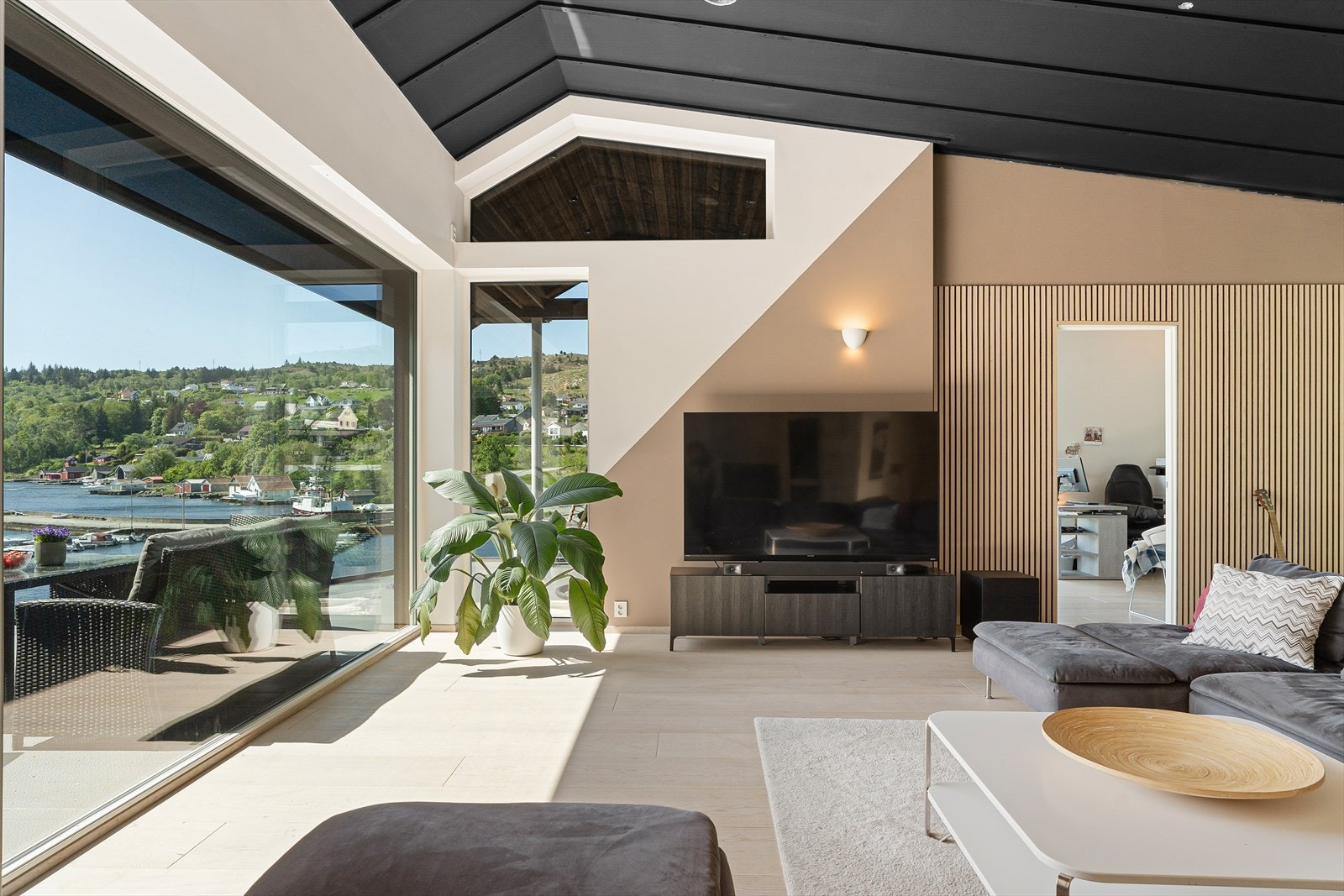 Taket i stue/kjøkken malt i 2022 Galleribilde