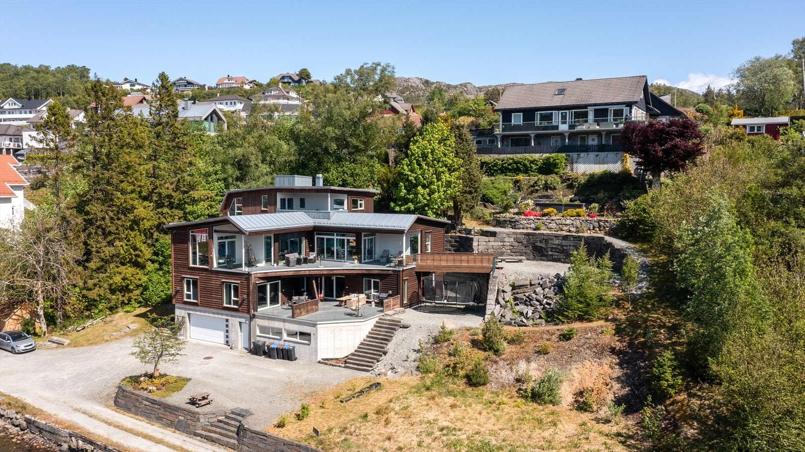 Her får man en sjelden enebolig på hele 723 kvm som også inkluderer to store leiligheter med gode leieinntekter Galleribilde