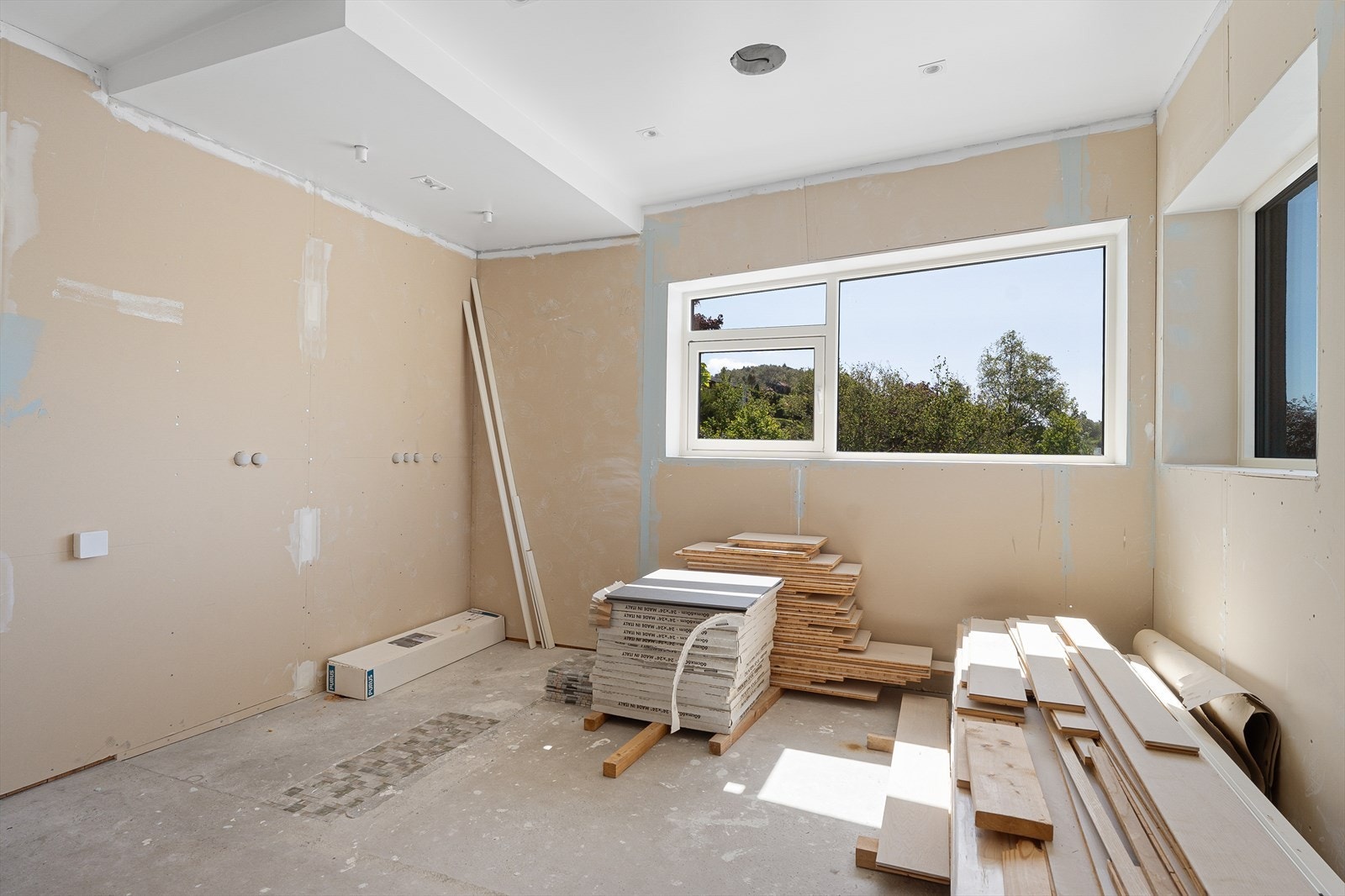 Tiltenkt bad med walk-in-dusj med to takdusjer, vegghengt toalett, stor baderomsinnredning og badekar (lagt opp til boblebad) Galleribilde