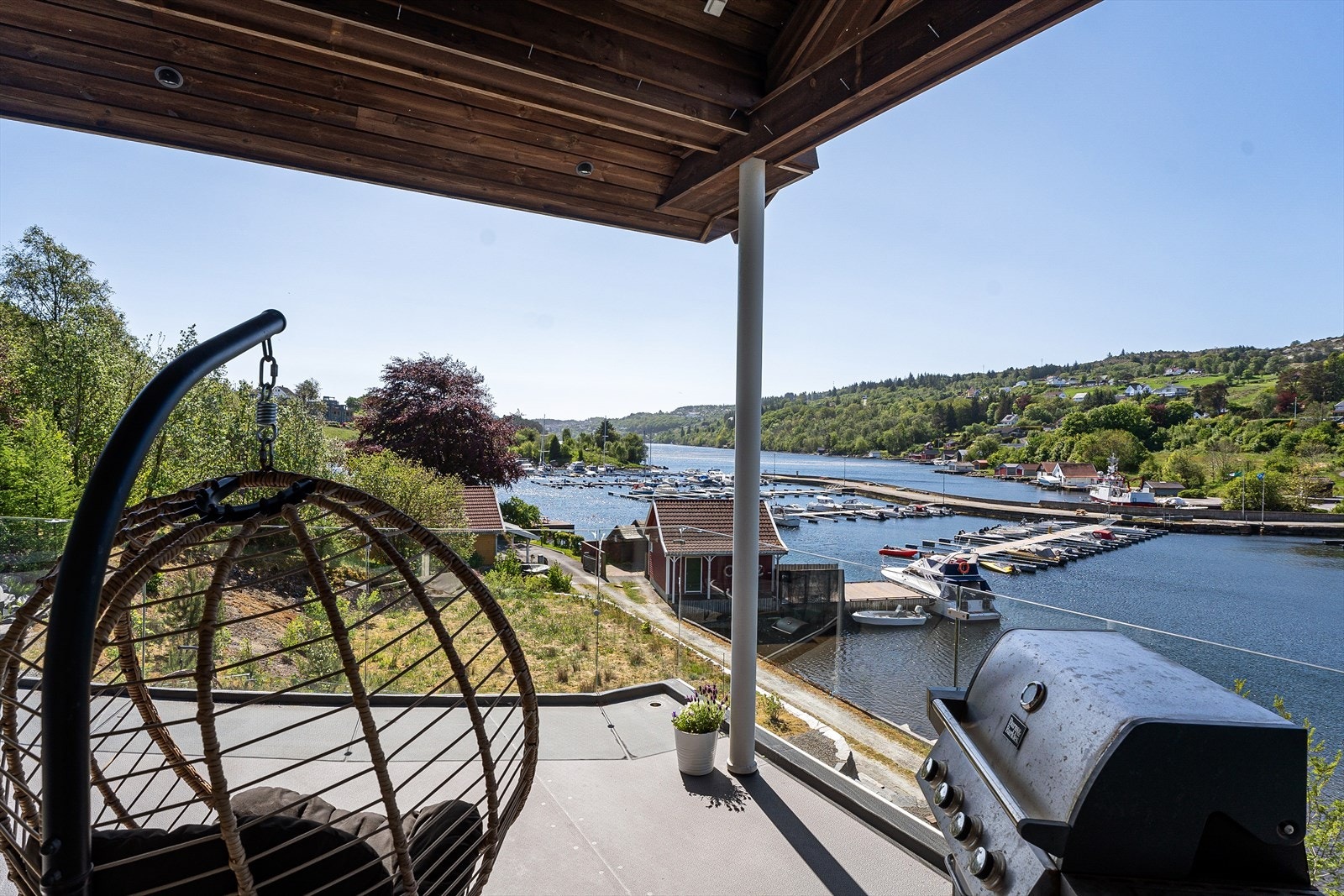 Herlig terrasse med flott sjøutsikt Galleribilde