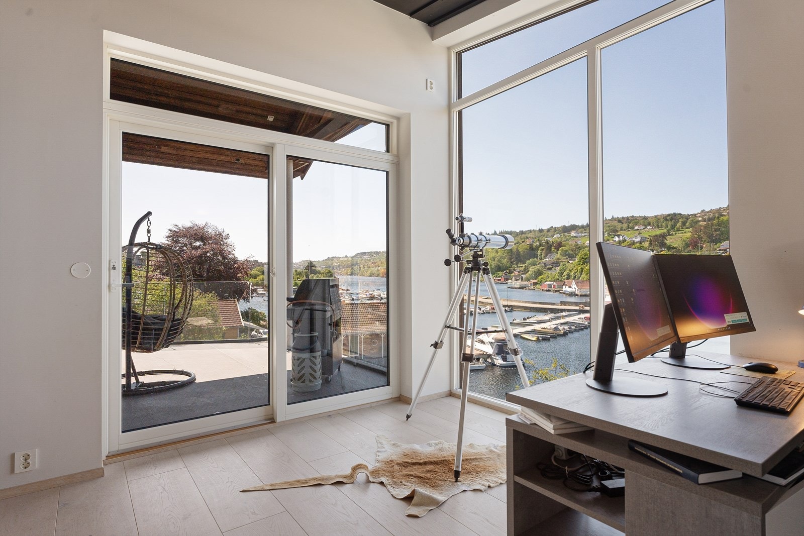 Det er laget til kontor like ved stuen mot vest med herlig takhøyde opptil 3,434 m, nydelig utsikt utover båthavnen og sjøen samt utgang til den store terrassen Galleribilde