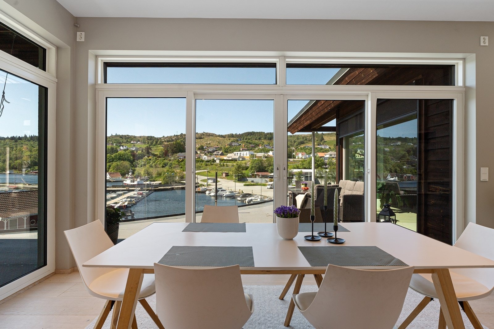 Gled deg til å invitere venner og familie til et bedre måltid samlet rundt spisebordet Galleribilde