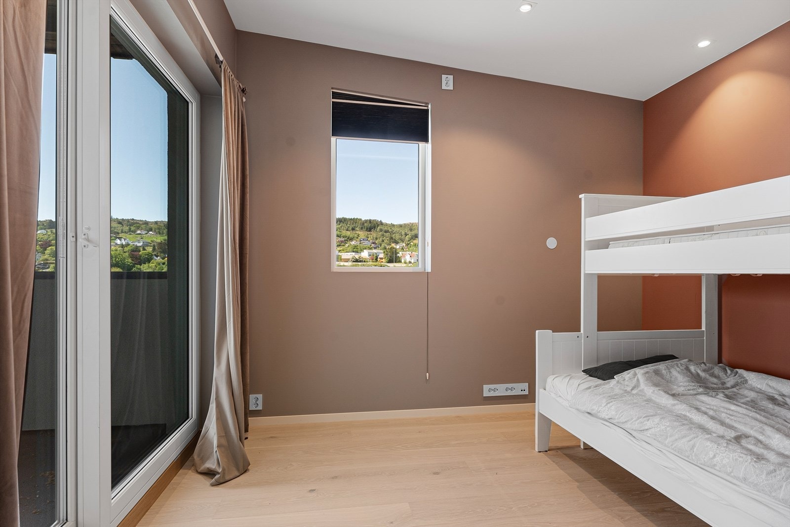 Flott soverom med utgang til terrasse Galleribilde