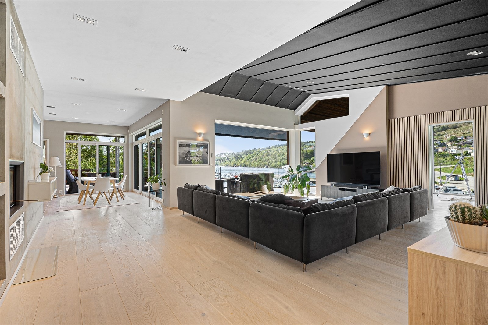 Lys og flott stue/kjøkkenløsning i hovedetasjen med generøs takhøyde som bidrar til en herlig romfølelse Galleribilde