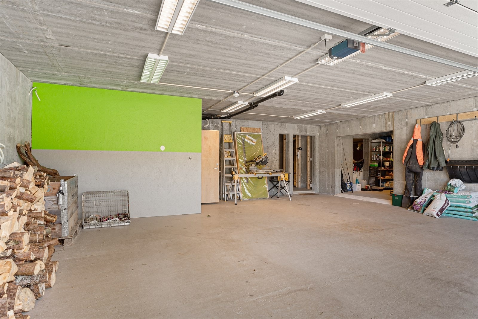 Garasje i underetasjen (Påbegynt endring på rominndeling). Galleribilde