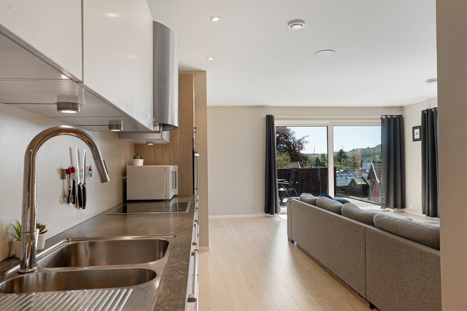 Det er lagt enstavs parkett i hele leiligheten samt moderne gipsvegger med listefrie overganger til tak Galleribilde