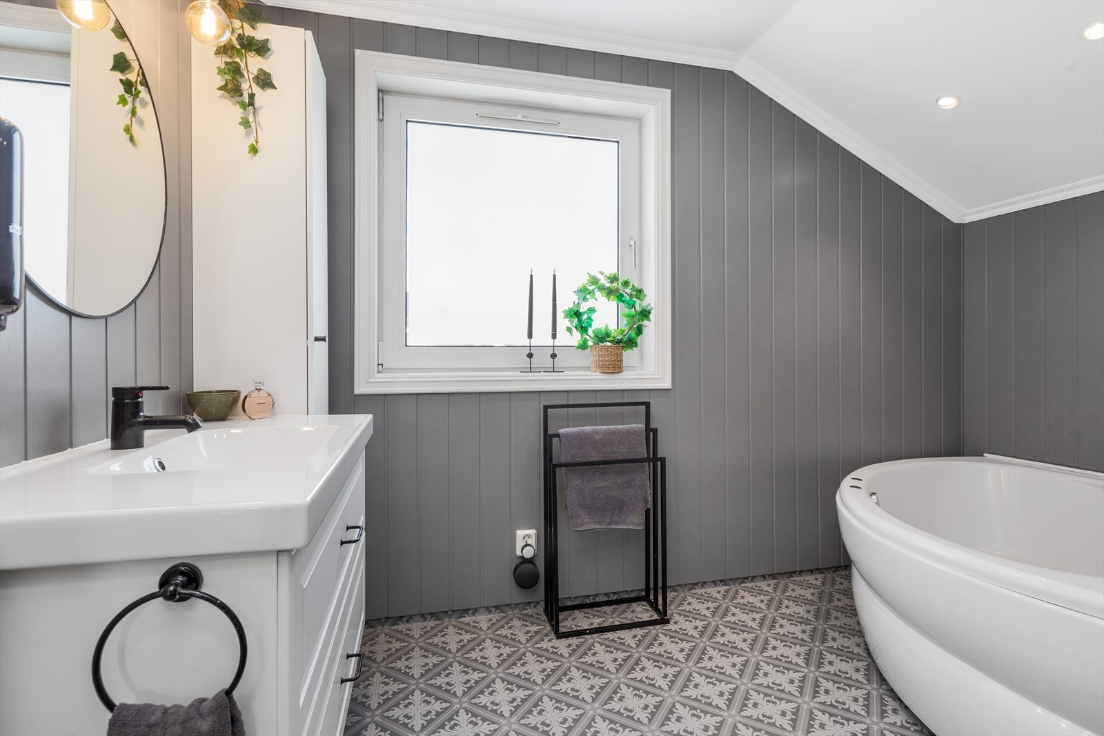 Badet i andre etasje ble pusset opp i 2021 i følge eier. Den består av panelplater i vegg og vinylbelegg på gulv. Badet er utstyrt med hjørne badekar, servantinnredning og et gulvtoalett. Galleribilde