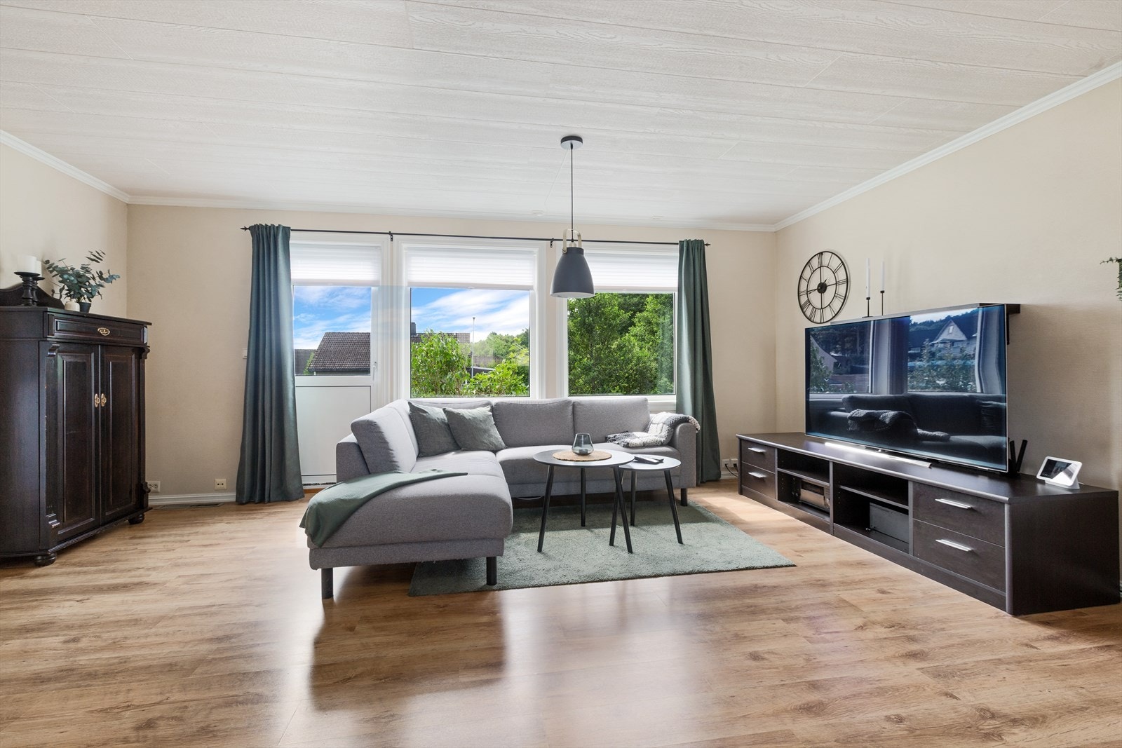 Her i fra har du tilgang til bad og boligens hovedrom som består av en lys og romslig stue, spisestue og kjøkken. Galleribilde