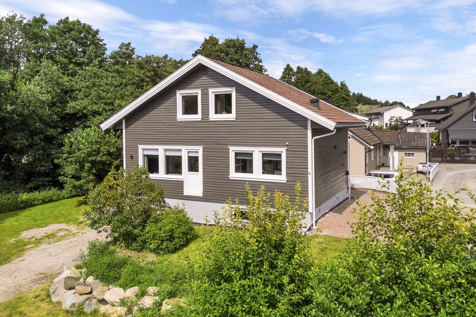 Sadelveien 4 ligger i det idylliske og ettertraktede boområdet Ambjørnrød, ca. 5 km nord for Fredrikstad sentrum. Dette området er kjent for sin barnevennlighet og den harmoniske miksen av boliger som passer både store og små familier. Galleribilde