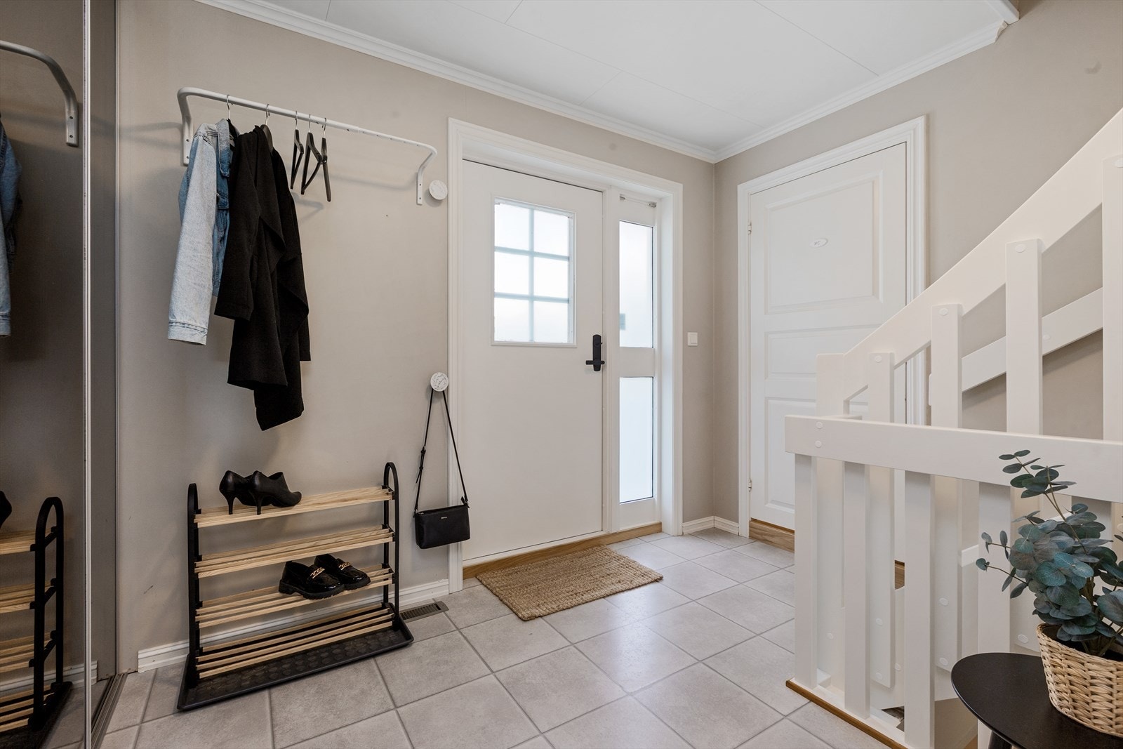 Fra det overbygde inngangspartiet kommer du inn i en innbydende entré med skyvedørsgarderobe og annen entré møblement med god plass til oppbevaring av yttertøy og sko. Galleribilde