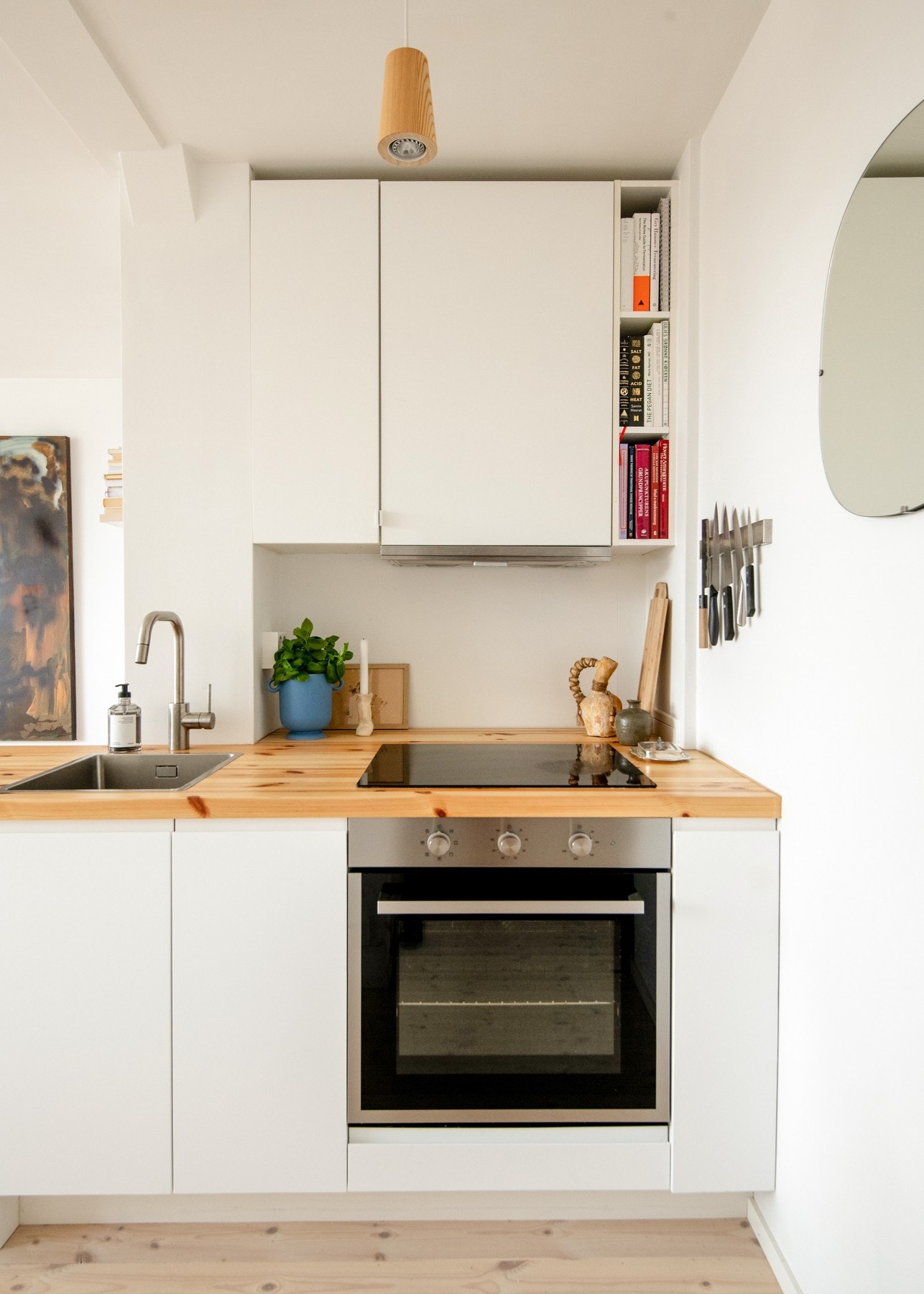 I 2023 ble kjøkkenet ombygd i forbindelse med fjerning av en tidligere bod, og samtidig oppgradert med nye fronter og benkeplate i heltre. Galleribilde